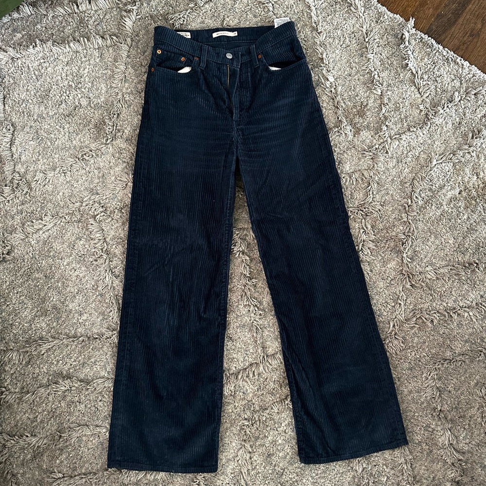 Levi's Ribcage Wide Leg Corduroy Pant size 28